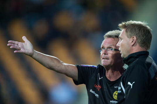 Mjällbys tränare Anders Linderoth och Jonas Andersson i den allsvenska matchen mellan Mjällby och Norrköping i Hällevik 14 augusti 2014.