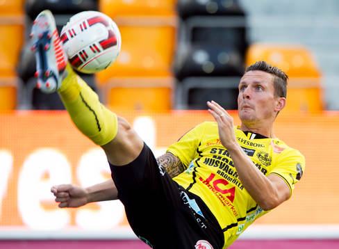  i Mjällbys Kristian Haynes brassesparkar den allsvenska matchen mellan Mjällby och Norrköping i Hällevik 14 augusti 2014.