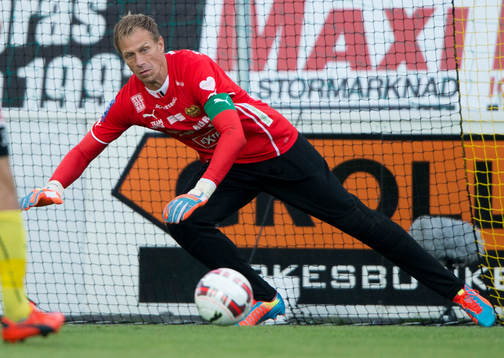 Mjällbys målvakt Mattias Asper i den allsvenska matchen mellan Mjällby och Norrköping i Hällevik 14 augusti 2014.