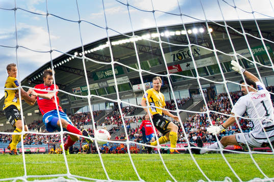 Helsingborgs Mikael Dahlberg gör 1-0 bakom Elfsborgs målvakt Kevin Stuhr-Ellegaard (th) Daniel Mobaeck (m) och Andreas Klarström (tv)