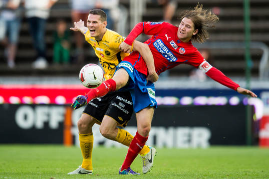Elfsborgs Jon Jönsson i kamp med Helsingborgs Darijan Bojanic