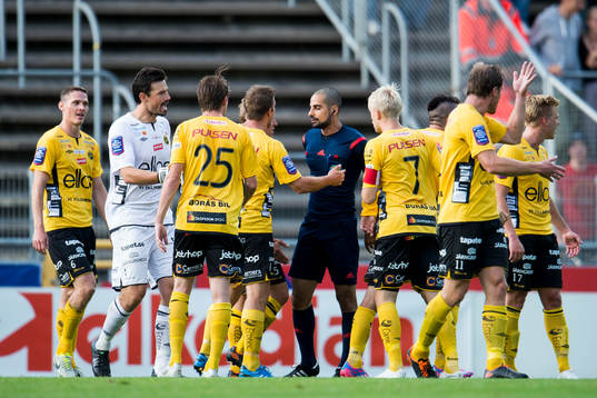 Elfsborgs spelare samlas runt domare Mohammed Al-Hakim efter att han visat ut Daniel Mobaeck