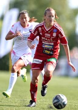 Piteås Lena Blomkvist med bollen