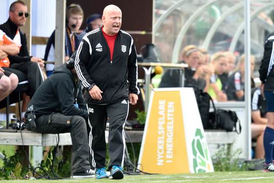 Piteås tränare Stellan Carlsson jagar på sina spelare på slutet av matchen