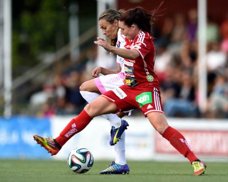 Rosengårds Marta Vieria da Silva i kamp med Piteås Josefin Johansson