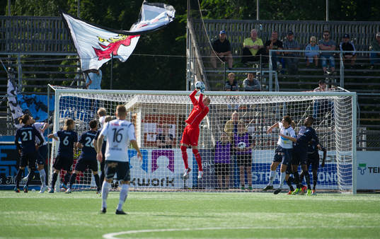 Malmö FFs målvakt Robin Olsen räddar en hörna