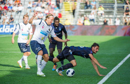 Gefles Anders Bååth i närkamp mot Malmö FFs Agon Mehmeti