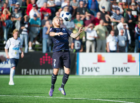 Malmö FFs Magnus Eriksson tar ner bollen på bröstet