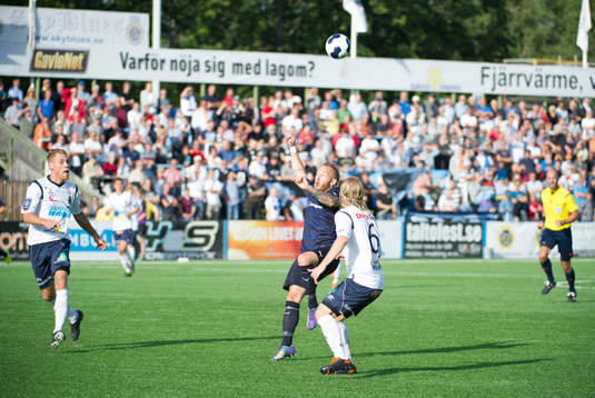 Malmö FFs Magnus Eriksson i närkamp mot Gefles Jesper Florén