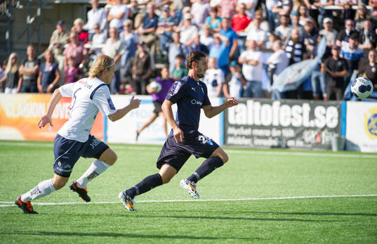 Malmö FFs Agon Mehmeti jagas av Gefles Jesper Florén