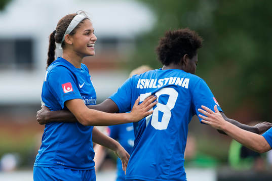 Eskilstunas Kimberley DeCesare ghar gjort 1-1 och grattas