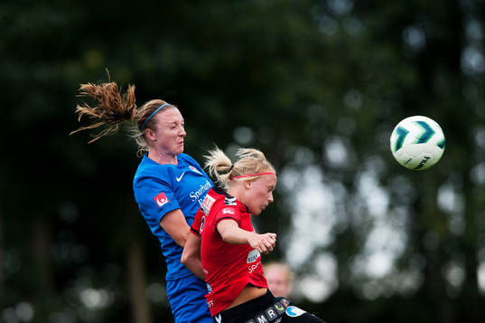 Eskilstunas Louise Quinn och Kristianstads Lillea Liljegärd nickduellerar i matchen i damallsvenskan mellan Kristianstad och Eskilstuna i Kristianstad 16 augusti 2014.
