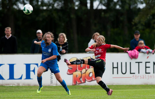 Eskilstunas Allysha Chapman och Kristianstads Gudny Björk Odinsdottir i matchen i damallsvenskan mellan Kristianstad och Eskilstuna i Kristianstad 16 augusti 2014.