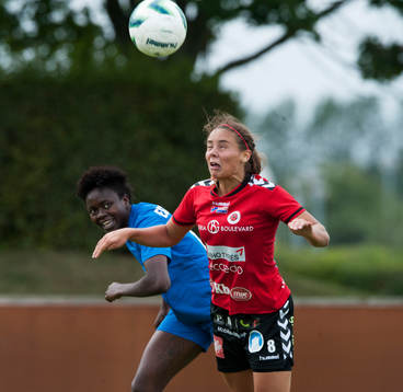 Eskilstunas Gaelle Enganamouit och Kristianstads Alice Nilsson i matchen i damallsvenskan mellan Kristianstad och Eskilstuna i Kristianstad 16 augusti 2014.