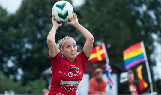  Kristianstads Elisa Vidarsdottir kastar inkast med Regnbågsflaggan i bakgrundeni matchen i damallsvenskan mellan Kristianstad och Eskilstuna i Kristianstad 16 augusti 2014.