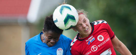  Eskilstunas Gaelle Enganamouit och Kristianstads Lorca Van De Putte i matchen i damallsvenskan mellan Kristianstad och Eskilstuna i Kristianstad 16 augusti 2014.