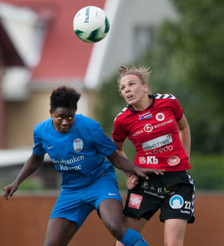  Eskilstunas Gaelle Enganamouit och Kristianstads Lorca Van De Putte i matchen i damallsvenskan mellan Kristianstad och Eskilstuna i Kristianstad 16 augusti 2014.