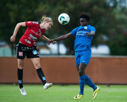  Eskilstunas Gaelle Enganamouit och Kristianstads Mia Carlsson i matchen i damallsvenskan mellan Kristianstad och Eskilstuna i Kristianstad 16 augusti 2014.