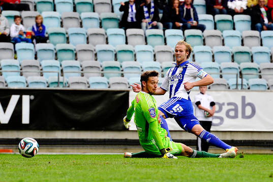 IFK Göteborgs Gustav Engvall gör 1-0 bakom Brommapojkarnas målvakt Davor Blazevic