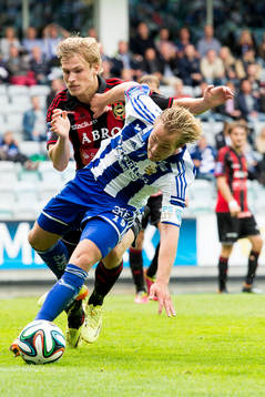 IFK Göteborgs Gustav Engvall i kamp med Brommapojkarnas Carl Starfelt 