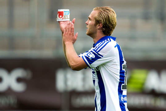 IFK Göteborgs Gustav Engvall tackar publiken