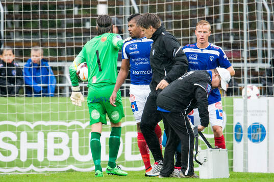 Åtvidabergs Ricardo Santos får hjälp av planen