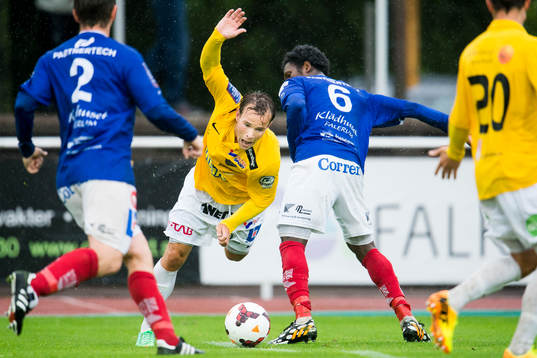 Falkenbergs Anton Wede tar sig förbi Åtvidabergs Mohammed Abubakari