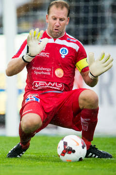 Åtvidabergs målvakt Henrik Gustavsson gör en räddning