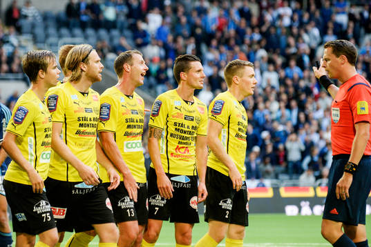 Mjällbys-spelare är upprörda på domaren efter att ha fått en frispark emot sig