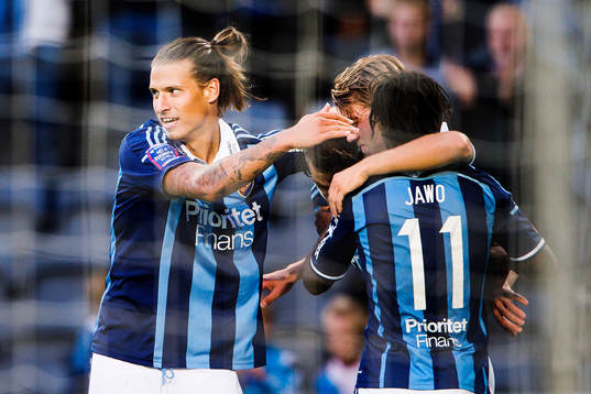 Djurgårdens Aleksandar Prijovic jublar och kramar om Haris