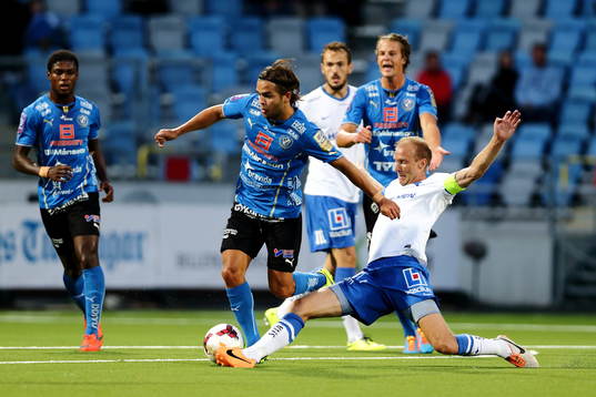 Norrköpings Andreas Johansson i närkamp med Halmstads Kristinn Steindorsson