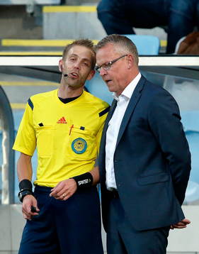 Domare Johan Hamlin Bro pratar med Norrköpings tränare