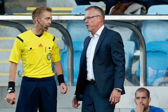 Domare Johan Hamlin Bro pratar med Norrköpings tränare Jan Andersson