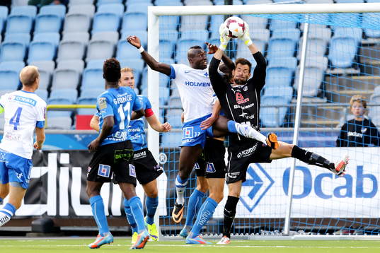 Halmstads målvakt Stojan Lukic och Norrköpings Alhaji Kamara i kamp om bollen
