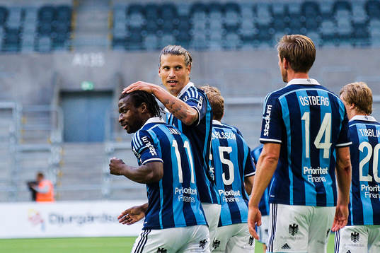 Djurgårdens Amadou Jawo jublar och kramas om av Aleksandar