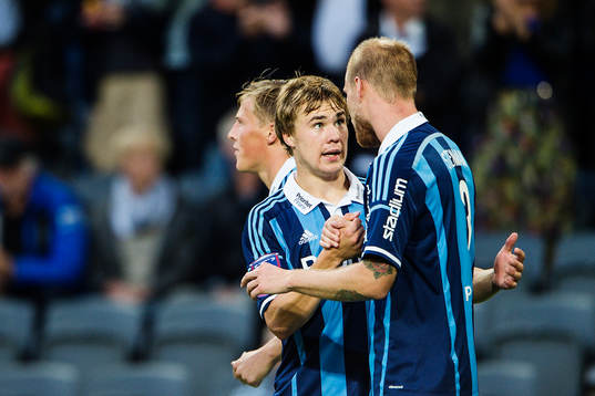 Djurgårdens Simon Tibbling och Fredrik Stenman kramar om varandra