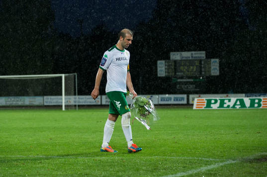 Hammarbys Kennedy Bakircioglu lämnar plan i matchen i Superettan mellan Ängelholm och Hammarby 18 augusti 2014.