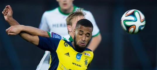 Hammarbys Erik Israelsson och Ängelholms Othman El Kabir i matchen i Superettan mellan Ängelholm och Hammarby 18 augusti 2014.