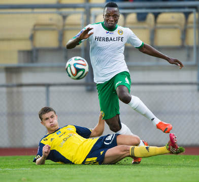  Hammarbys Amadayia Rennie och Ängelholms Eric Pothast i matchen i Superettan mellan Ängelholm och Hammarby 18 augusti 2014.