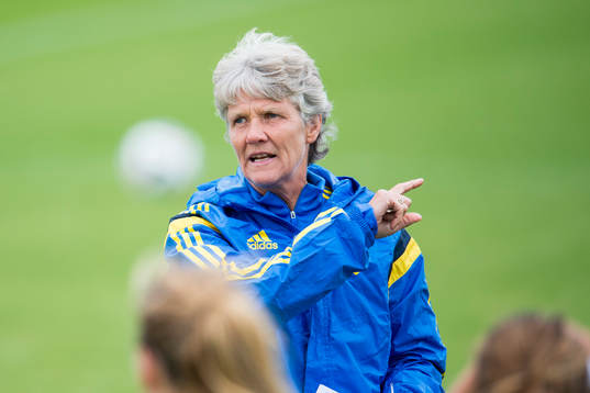 Sveriges förbundskapten Pia Sundhage pratar med spelarna
