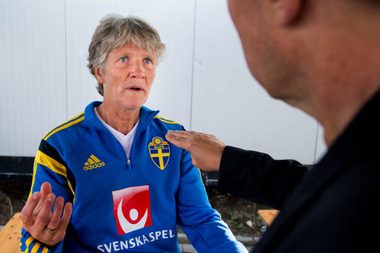 Sveriges förbundskapten Pia Sundhage intervjuas efter en träning