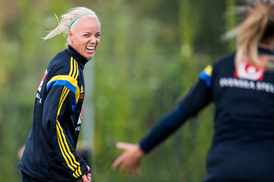 Sveriges Caroline Seger skrattar