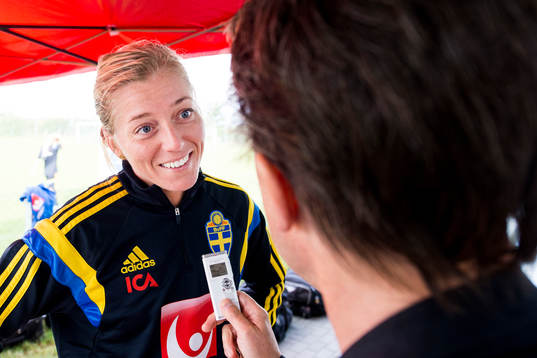 Sveriges Linda Sembrant blir intervjuad efter en träning