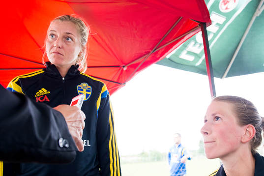 Sveriges Linda Sembrant (tv) och Emma Berglund (th) blir intervjuade efter en träning