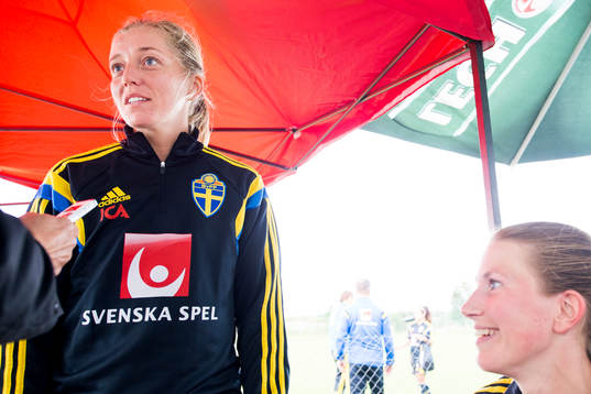 Sveriges Linda Sembrant (tv) och Emma Berglund (th) blir intervjuade efter en träning