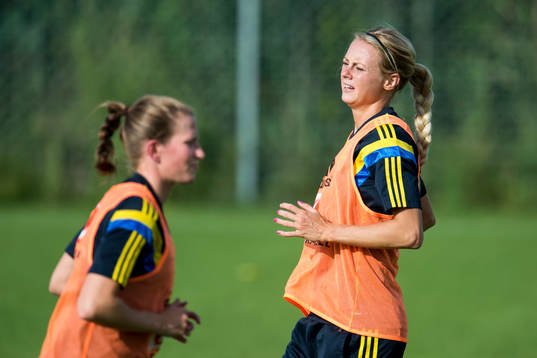 Sveriges Emma Berglund (tv) och Amanda Ilestedt (th)
