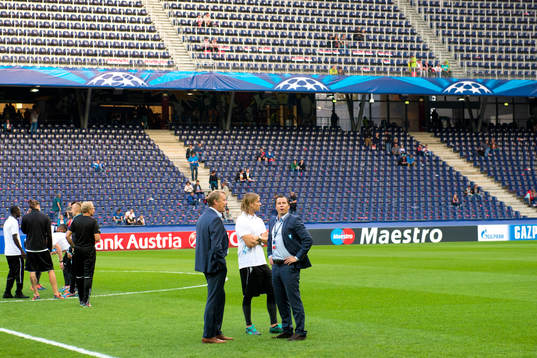 Malmö FFs tränare Åge Hareide, Markus Halsti och sportchef Daniel Andersson inspekterar planen