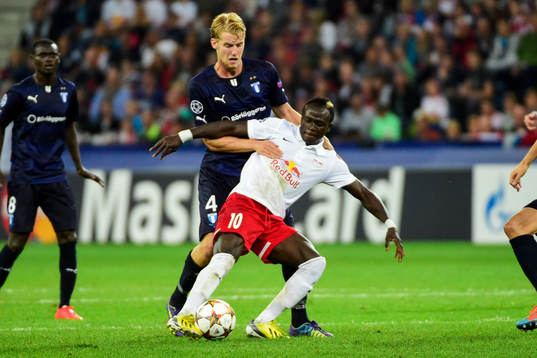 Malmö FFs Filip Helander och Salzburgs Sadio Mané