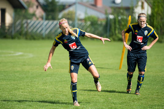 Sveriges Kosovare Asllani och Lisa Dahlqvist övar balans