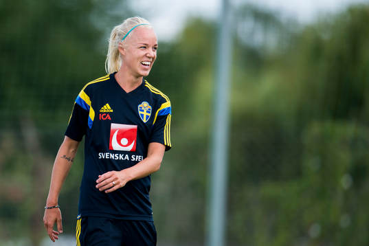 Sveriges Caroline Seger skrattar